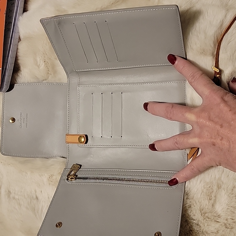 Louis Vuitton Seafoam Green Trifold  Vernis Walker Crossbody - Picture 6 of 13